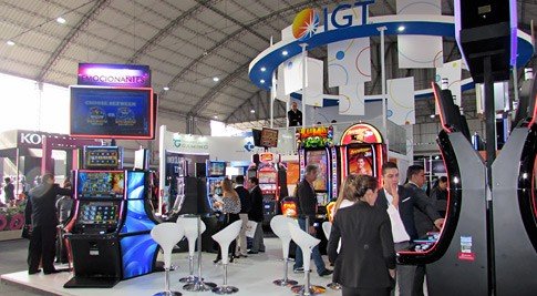 IGT exhibirá en Lima el gabinete CrystalDual 27 y los progresivos Fortune Gong y Fort Knox