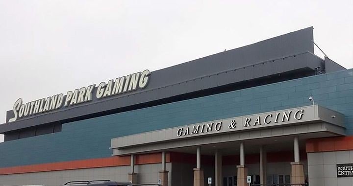 Two Arkansas racetracks start offering casino games