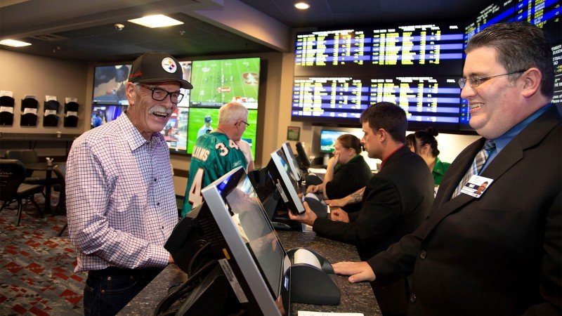 Chinook Winds Casino opens first sportsbook lounge in Oregon