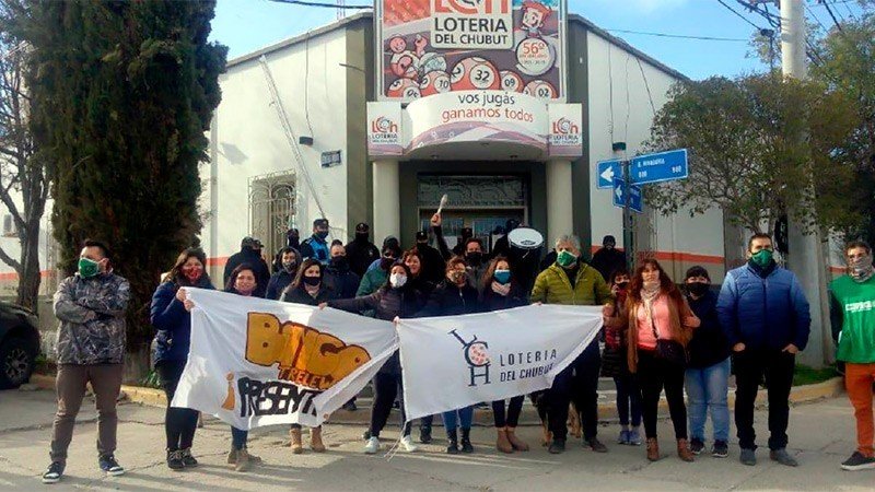 Trabajadores de la Lotería del Chubut reclamaron el pago de sueldos atrasados