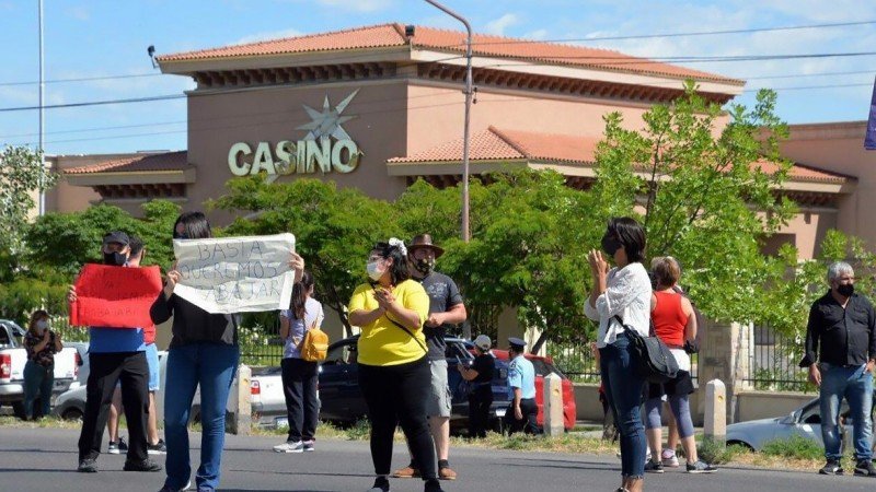 Trabajadores del Casino Magic de Neuquén protestaron frente a la sala de juego