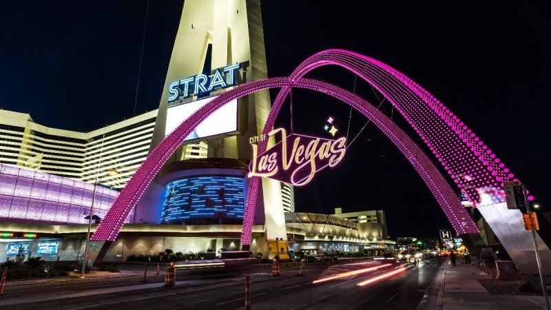 El acuerdo con el Strat avanza en el proyecto para construir un mirador peatonal con vistas a los Gateway Arches de Las Vegas 