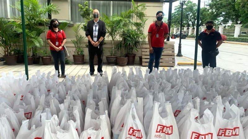 FBM se asocia con PAGCOR para donar kits de alimentos en la Gran Manila