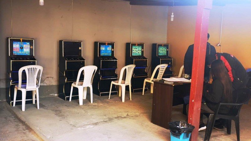 Bolivia: decomisan 23 tragamonedas en Tarija e interrumpen un torneo ilegal de póquer en Cochabamba