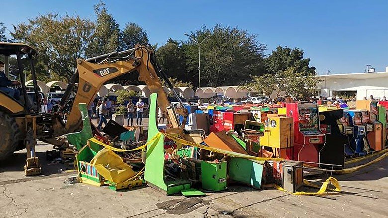Destruyen más de 200 máquinas tragamonedas en Zapopan, México