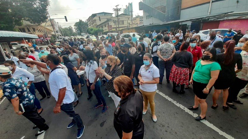 Trabajadores de la Lotería de Panamá reclaman por falta de pago