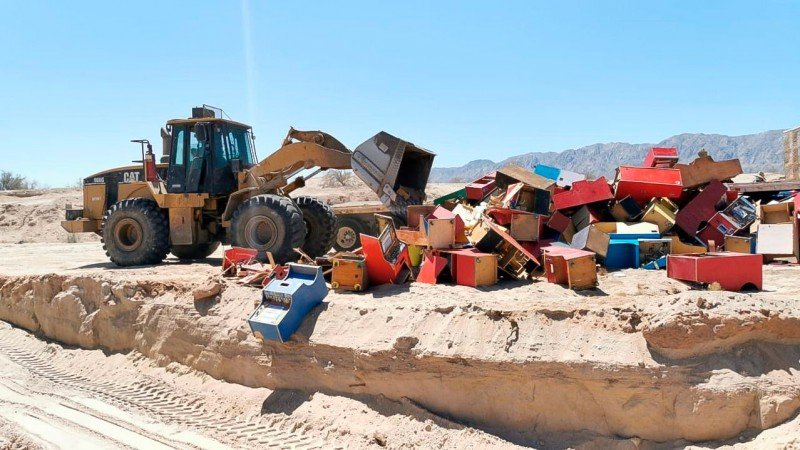 México: destruyen máquinas tragamonedas incautadas en Baja California