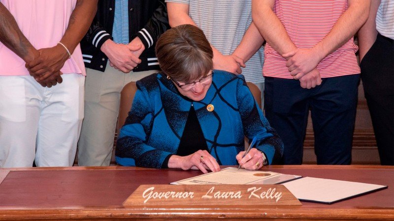 La gobernadora de Kansas firmó la legalización de apuestas deportivas, y Boyd denunció al estado