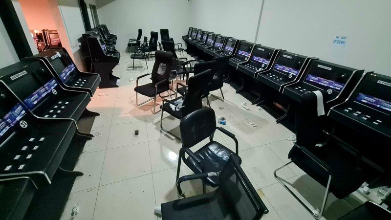 Bolivia: El personal de AJ fue agredido por los responsables de un local ilegal para intentar evitar el decomiso de 61 máquinas de juego