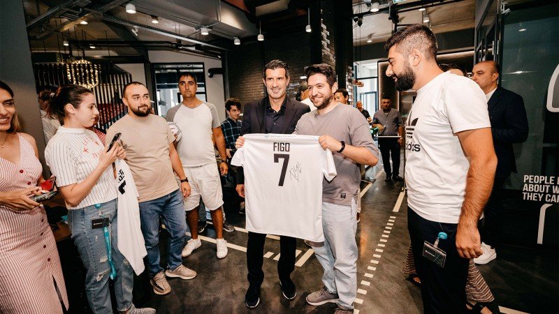 El exfutbolista portugués Luis Figo visitó la sede de Digitain en Armenia