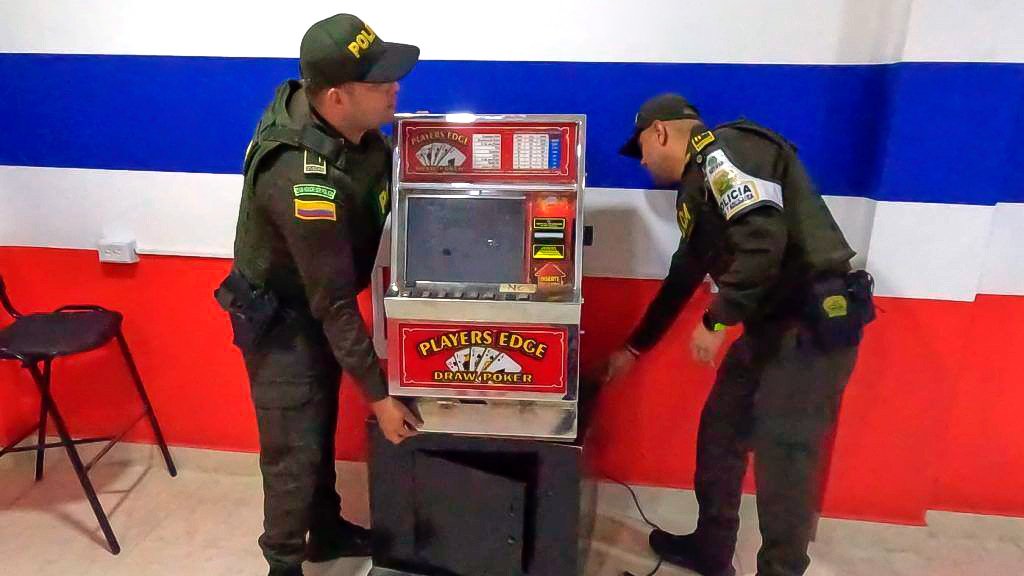 Colombia: Policía Fiscal Aduanera clausuró dos locales e incautó máquinas tragamonedas y equipos para realizar apuestas ilegales