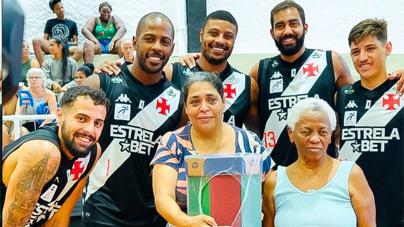 EstrelaBet e time de basquete do Vasco convertem cestas dos jogadores em cestas básicas para famílias