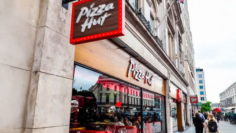 Pizza Hut recibe críticas por una promoción que ofrece tiradas gratis en casinos en línea