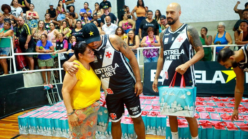 EstrelaBet e time de basquete do Vasco distribuem 250 cestas de Natal em ação solidária 