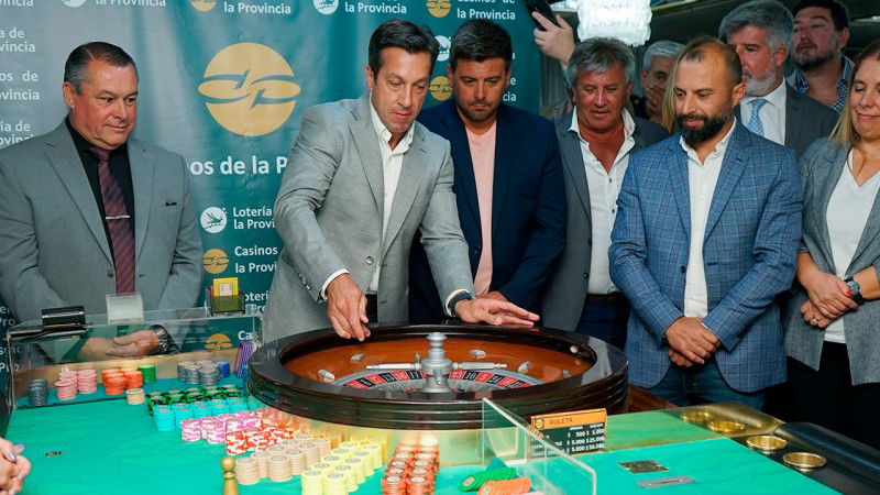 El intendente de Necochea lanzó la primera bola de la temporada y pidió acelerar la licitación del casino